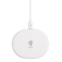 Hvid trådløs Deltaco oplader med Qi-logo og USB-C kabel tilsluttet.