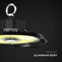 Tæt udsnit af V-TAC LED high bay på 200 W med sort armatur, ophængsøje og synlige LED'er.