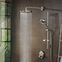 Hansgrohe Raindance S 240 hovedbruser med arm, der sender PowderRain stråler ud i et moderne badeværelsesmiljø med mørke vægfliser.