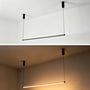Neutral spisebordslampe vises ophængt både slukket og tændt, så den lange sorte profil og LED-lyset ses.
