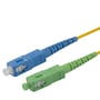 Det gule OS2-fiberkabels blå SC UPC-stik og grønne SC APC-stik ses med beskyttelseshætter på.