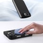 4smarts Cupertino-cover til iPhone Duo ses monteret på en telefon og blive tørret af med en klud.