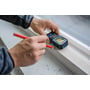 Bosch GLM 40-31 laserafstandsmåler bruges på en træliste, mens en hånd markerer med en rød blyant.