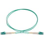 Tæt på Schneider Electric Actassi fiberpatchkabel OM3, 3 meter, viser LC/LC duplex konnektorerne og den grønne LSZH-kappe.