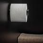 Cosmic sort mat toiletpapirholder uden cover, med et fuldt toiletpapirrulle monteret.