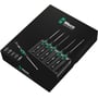 Wera Kraftform Micro skruetrækkersæt til elektronik, 6 dele, præsenteret i sort æske med grønne detaljer og enkel skruetrækker liggende løst.