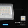 Nær udsnit af LED-dioderne og PIR-sensoren på V-Tac solcelleprojektøren med angivet lysudbytte.