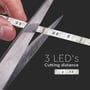 Nærbillede af V-TAC LED stribelys, der klippes over med en saks, illustrerer 3 LED'ers klippestækning.