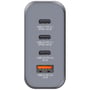 Stikpanelet på Verbatim GNC-35 GaN-opladeren viser tre USB-C-porte og en orange USB-A-port.