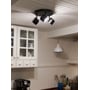 Sort rund loftslampe fra Nielsen Light med tre drejelige spots og sort forkromet finish mod hvid baggrund.