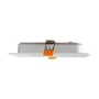 SpectrumLED 18W LED-indbygningspanel set fra siden, hvor den lave profil og en orange monteringsfjeder ses.