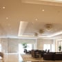 V-TAC-indbygningsspots GU10 lyser indbygget i loftet i en elegant lounge med lyse overflader.