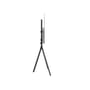 One For All WM 7461 TV Stand set i profil, fremviser stativets elegante tripod-design i sort metal på hvid baggrund.