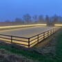 LEDlife ridebane LED-strip, Type Q, lyser langs hegnet og oplyser en ridebane i skumringen.