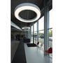 SLV Medo Ring 90 LED-pendel ses tæt på med lysende ring og ophæng i et højt lokale.