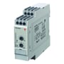 Carlo Gavazzi DAA01DM24 tidsrelæ set skråt fra siden med tydelige klemmer, indstillingsknapper og diagram på siden.