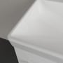 Kant og afrundet hjørne på den hvide Villeroy & Boch Avento 60 håndvask set tæt på.