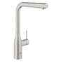 Grohe Essence køkkenarmatur med L-tud i børstet stål, vist med højt udløb og greb for temperaturjustering.