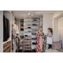 Mor og datter vælger tøj i et velorganiseret walk-in closet, oplyst af spots, der illustrerer anvendelsen af Osram LED PAR16.