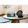 Homey Portal smart home-controller står på et bord ved siden af en anden smart home-enhed med lysende kant.