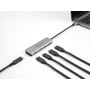 Grå DeLock USB-hub med fire USB-C-porte tilsluttet en bærbar computer, med løse USB-C-kabler foran.