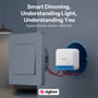 Sonoff MINI-ZBDIM Zigbee-lysdæmper ses monteret i en blå vægdåse ved siden af en vægafbryder.