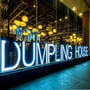 V-TAC LED modul anvendt til oplysning af store, hvide bogstaver på en facade, oplyser 'DUMPLING HOUSE'.