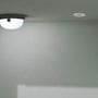 V-TAC COB PIR sensor monteret i et loft med en anden lampe, demonstrerer diskret integration.