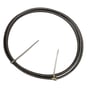 Isoleret trådleder i stål med en diameter på 1,2-1,6 mm og en længde på 4 meter, holdt sammen af to hvide kabelbindere.