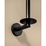 Nærbillede af en mat sort Cosmic reservetoiletpapirholder monteret på en lys væg, der viser detaljer på designet.