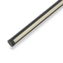 Den sorte Videx WL041 LED-væglampes arm set skråt med den lyse, aflange lysflade synlig.