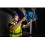 En håndværker justerer lampehovedet på Bosch GLT 18V-5000 arbejdslampen, set bagfra.