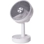 Den hvide genopladelige bordventilator på 22 cm set skråt forfra med ventilationsgitter og rund fod.