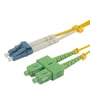 LC- og SC-duplexstik på det gule OS2-fiberkabel, set tæt på med beskyttelseshætter på stikenderne.