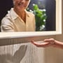 Hansgrohe Xarita E spejl 1000x700mm viser IR sensor aktivering med en hånd under LED-lyset.