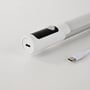 Enden af den hvide skabsbelysning viser PIR-sensoren og USB-C-opladningsporten ved siden af ladekablet.